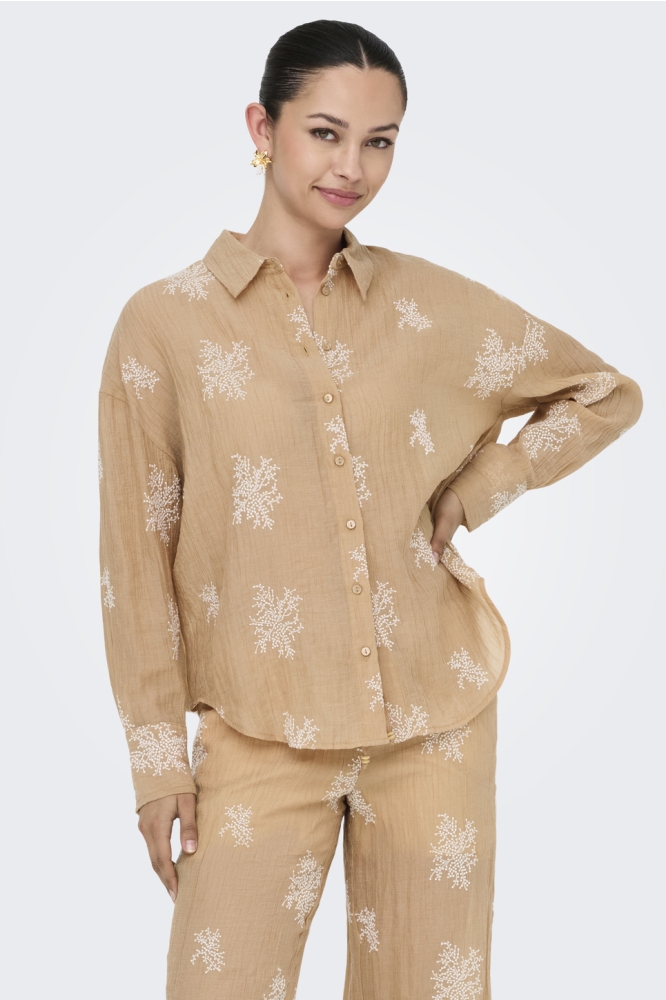 JDYTHEO L/S EMBROIDERY LOOSE SHIRT 15352650 LATTE/FLOWER EMB